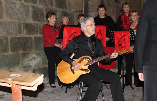 Jean-François Michaud, chef de choeur guitariste, et la chorale Parenthèse ont donné un concert pour soutenir les Amis de Notre-Dame-de-l\'Assomption. Photo CL